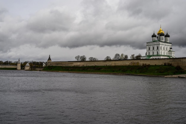 Site historique de Pskov. Mur de forteresse. Pskov Krom. C'est une sale journée.