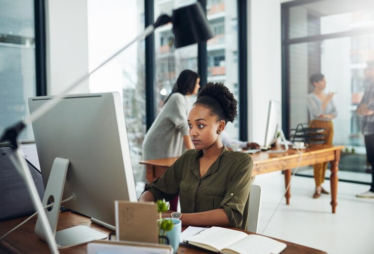 Photo site web informatique et d'affaires avec une femme au bureau pour une solution en ligne e-mail et démarrage spécialiste de la lecture de projets créatifs et de campagnes numériques avec employé dans une agence de conception pour le réseau