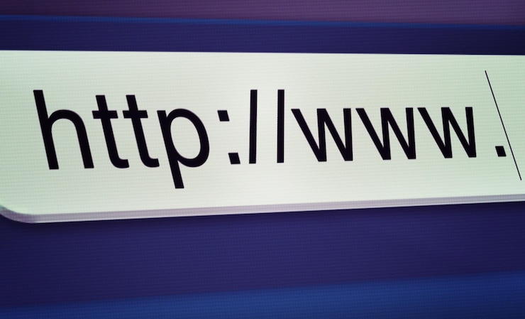 Photo site web et url de la barre de recherche sur l'écran de l'ordinateur pour l'information dans le monde entier navigation ou serveur page d'accueil html ou adresse de page web avec recherche en gros plan téléchargement et portail en ligne sur internet