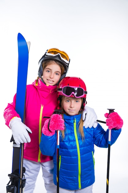 Photo siters kid filles avec des bâtons de ski, casque et lunettes de neige