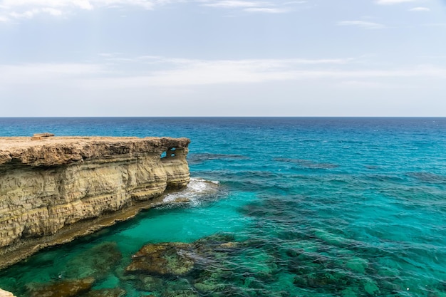 L'un des sites les plus populaires des grottes marines est situé sur les rives de la mer Méditerranée