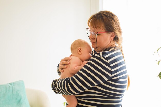 Situation normale pour la mère d'être fatiguée de l'éducation des enfants