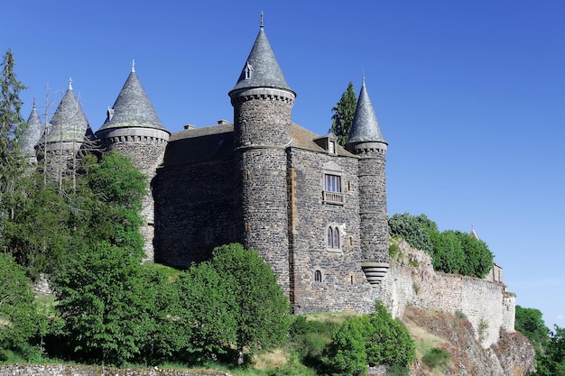 Situé au cœur des volcans d'Auvergne, le château millénaire de Sailhant domine un spectaculaire éperon rocheux