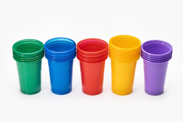 Photo situé dans une rangée de gobelets jetables multicolores pour boissons, tourné en studio. recyclage du plastique.