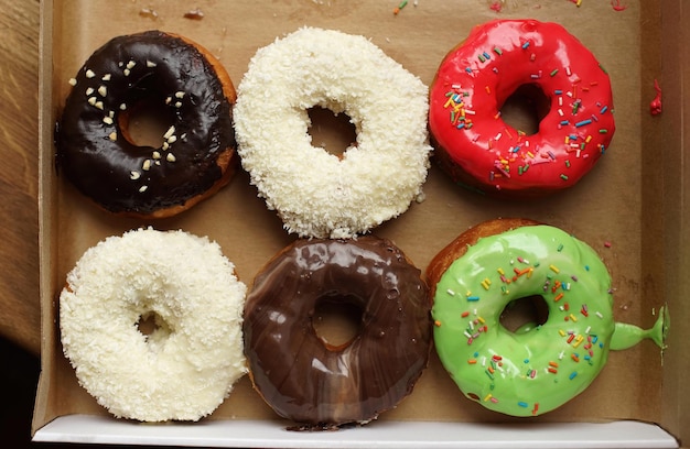 Six beignets colorés dans une vue de dessus de boîte