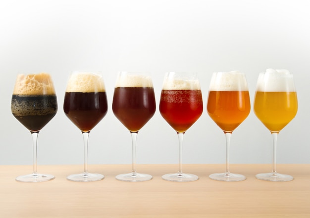 six verres avec différentes bières