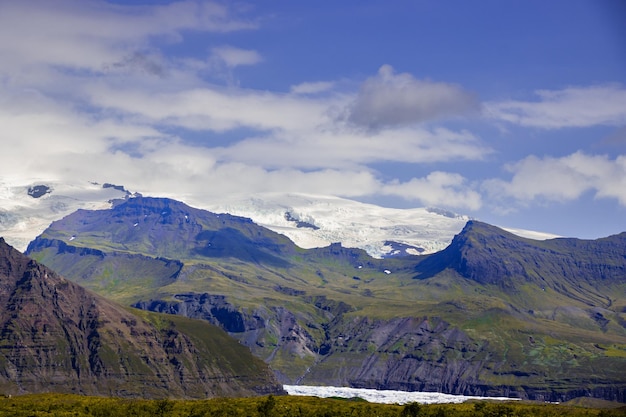 Skaftafell dans le parc national de Vatnajokull avec des lagons glaciaires, des cascades et des montagnes enneigées