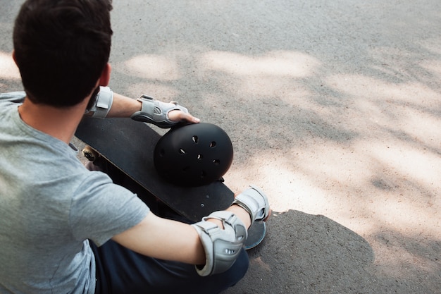 Skateboard halmet et gants acessrise sur skateboarder méconnaissable.
