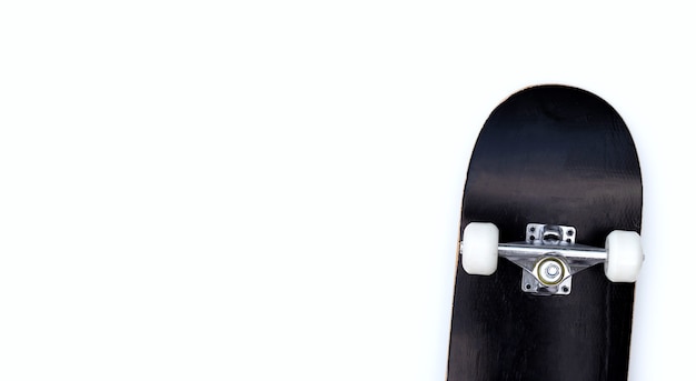 Skateboard noir sur fond blanc.