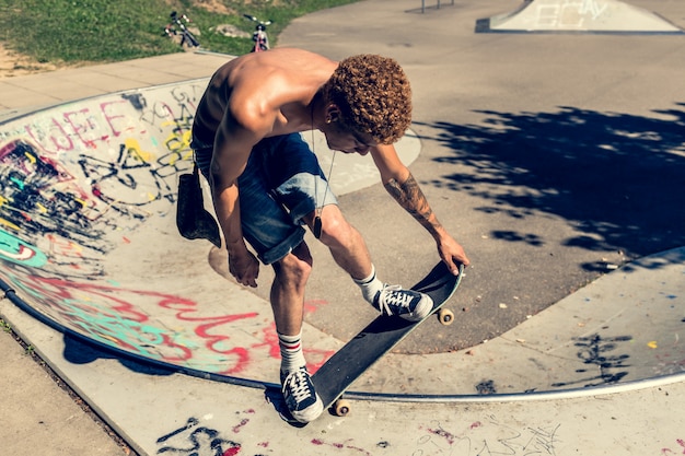 Skateboarder essayant un nouveau truc de saisie du nez de la queue