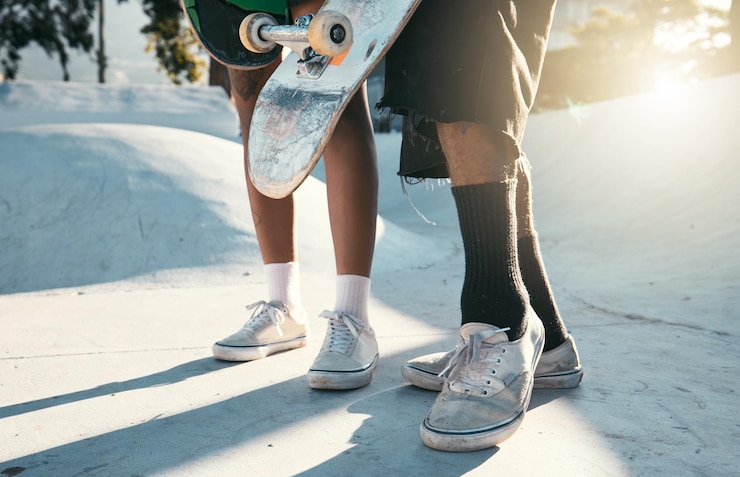 Photo skater urbain et jambes amis du skateboard et du skate park s'amuser en plein air à la mode et faire du sport ensemble et athlétique au coucher du soleil chaussures de patinage et jeunesse gen z et activité physique à l'extérieur de la ville