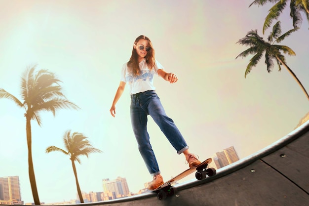 Le skateur exécute des tours