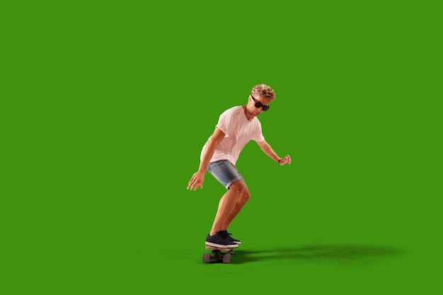 Le skateur exécute des tours