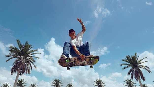 Skateur faisant un tour dans un skate park