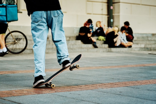 Skateur ride sur skateboard à city street close up