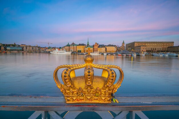 Skeppsholmsbron Pont Skeppsholm et toits de la ville de Stockholm