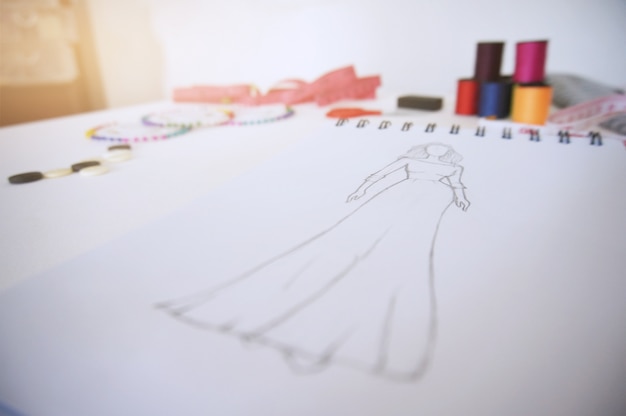 Photo sketches of fashion clothing design dessin en atelier. concept de conception créative