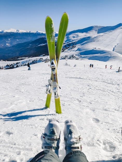 Ski au sommet des montagnes enneigées vacances d'hiver