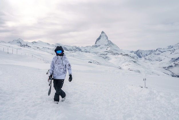 Ski dans le zermatt enneigé promenades de skieurs avec vue sur les Alpes Matterhorn