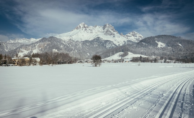 Ski de fond en Autriche Slope poudreuse blanche fraîche et montagnes