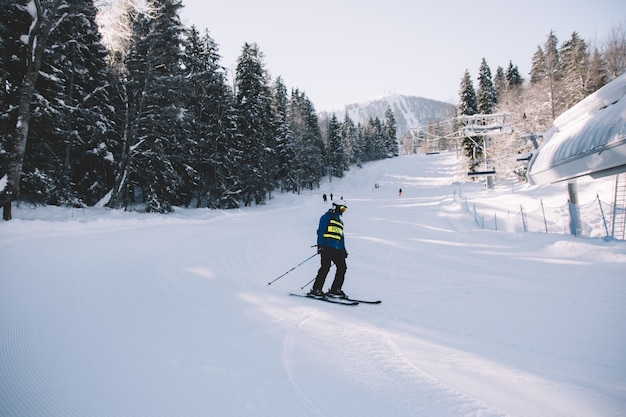 Ski individuel sur piste enneigée