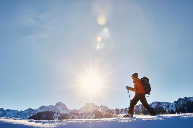 Skier sur la poudreuse fraîche