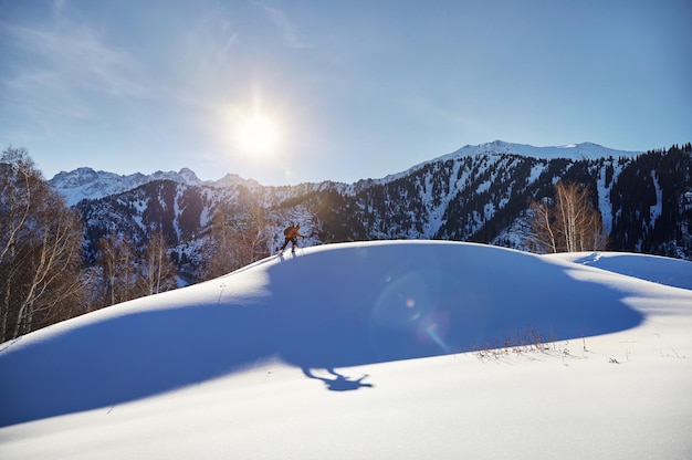 Skier sur la poudreuse fraîche