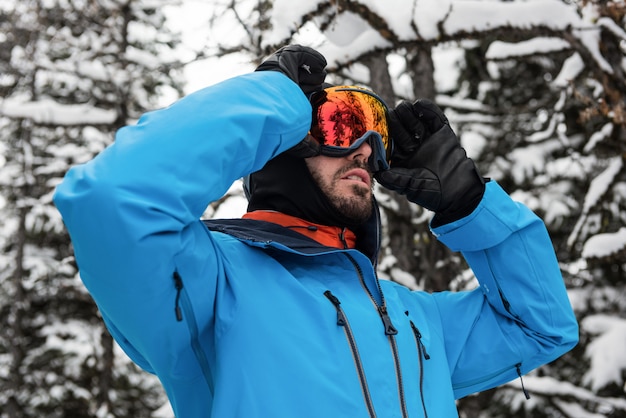 Skieur ajustant ses lunettes de soleil