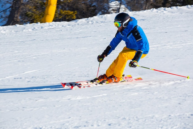 Skieur alpin sur pente à Cortina