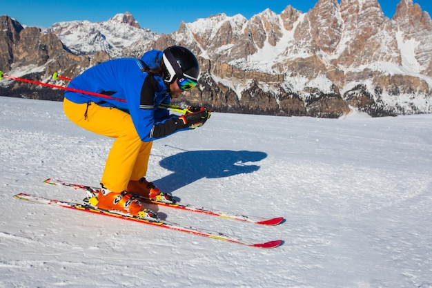 Skieur alpin sur pente à Cortina