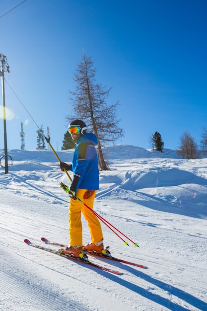 Skieur alpin avec téléski