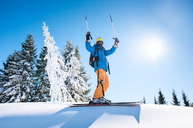 Skieur au sommet de la montagne