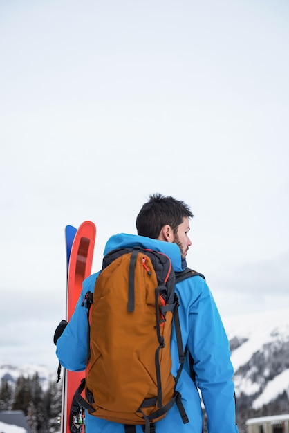 Skieur, debout, ski, neige, couvert, montagnes