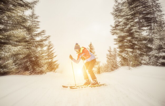 Skieur descendant de la montagne