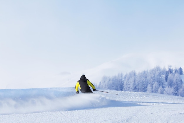 Skieur de descente en haute montagne, vue arrière, Solden, Autriche