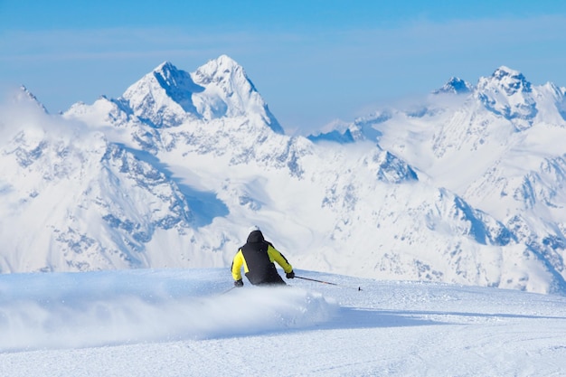 Skieur de descente en haute montagne, vue arrière, Solden, Autriche