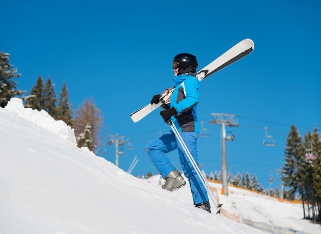 Skieur femme sur pente à la station de ski en hiver