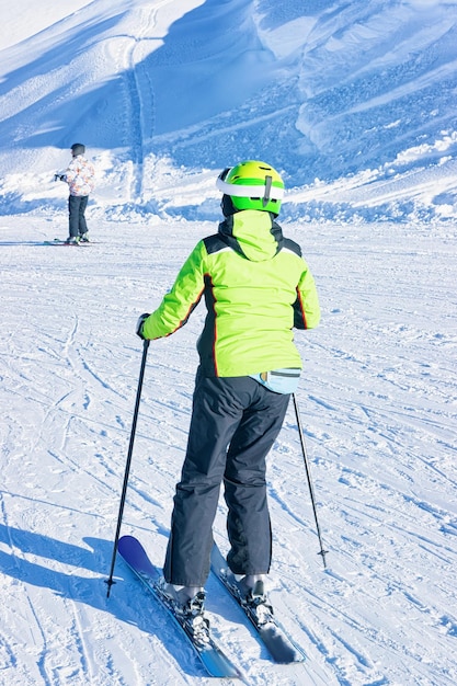 Skieur femme ski au glacier Hintertux au Tyrol à Mayrhofen, Autriche, Alpes d'hiver. Lady girl Ski à Hintertuxer Gletscher dans les montagnes alpines avec neige blanche et ciel bleu. Soleil brillant.