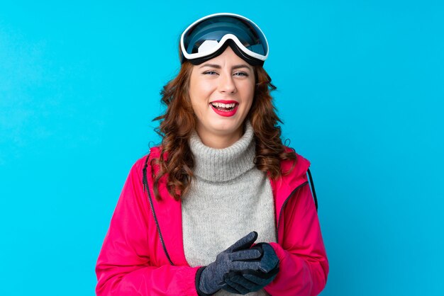 Skieur, femme, à, snowboarding, lunettes, applaudir