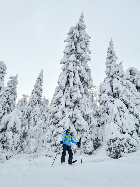 Skieur de femme souriante à l'espace de copie de jour de poudre