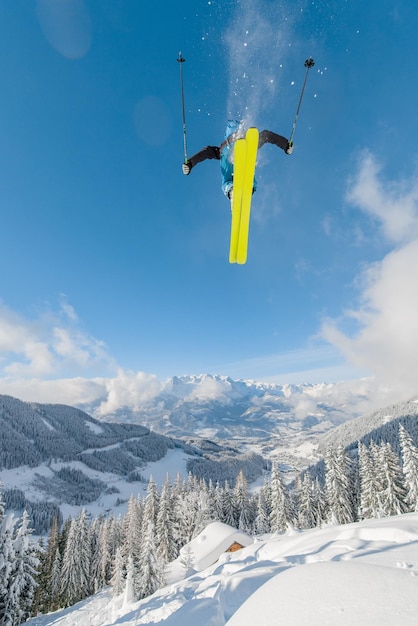 Photo un skieur de freeride capturé en plein air dans l'arrière-pays werfenweng autriche