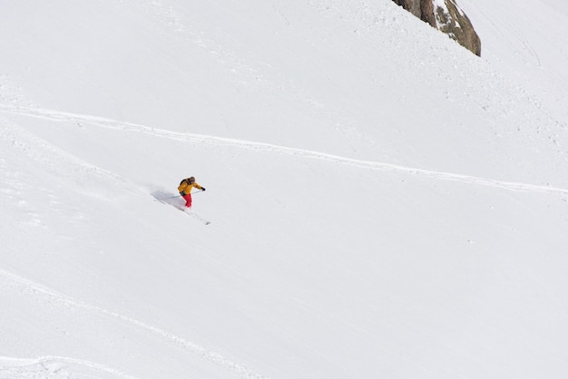 un skieur de freeride faisant du ski dans la neige poudreuse profonde