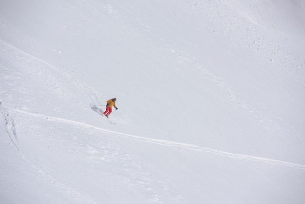 skieur freeride skiant dans la neige poudreuse profonde