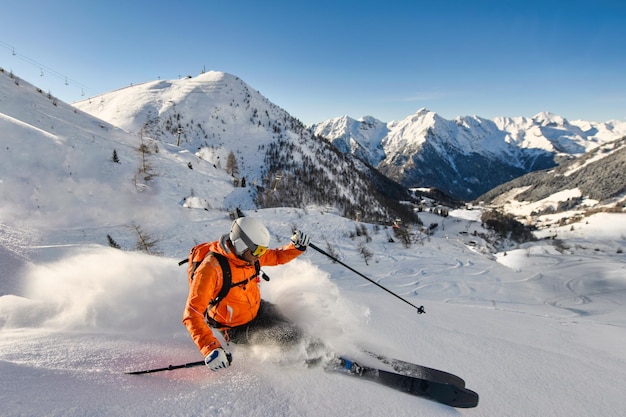 Skieur freerider en action