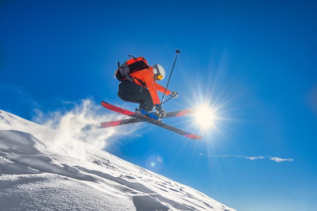 Skieur freerider lors d'un saut