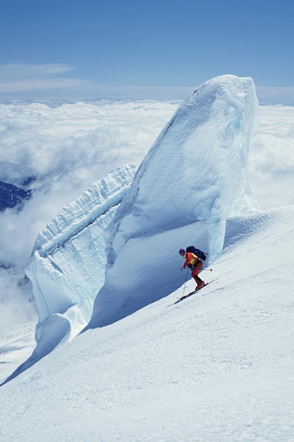 Un skieur sur le glacier Emmons