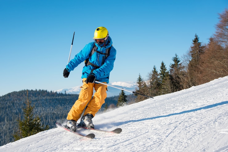 Photo skieur homme sur la pente sur une belle journée d'hiver ensoleillée sur la station d'hiver