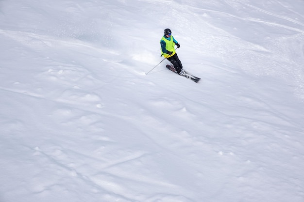 Skieur homme à la piste de ski