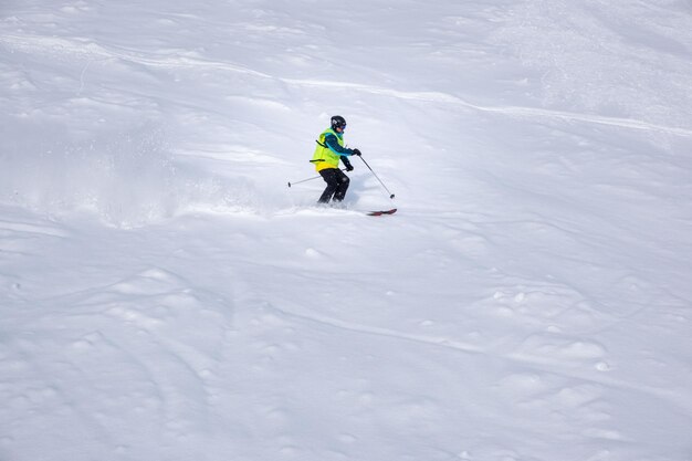 Skieur homme à la piste de ski