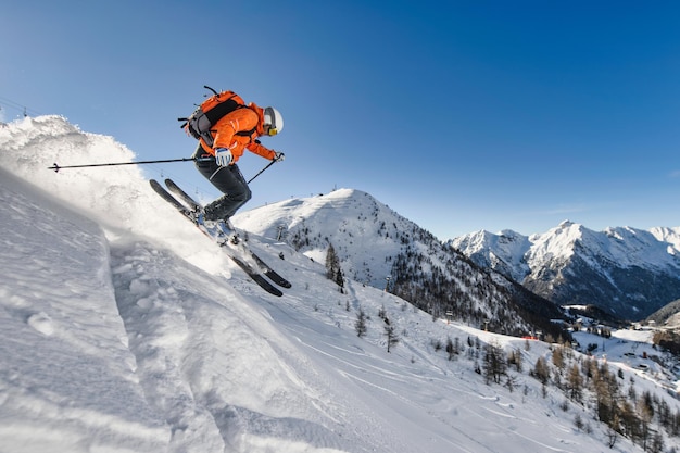 Skieur hors-piste à proximité d'un domaine skiable